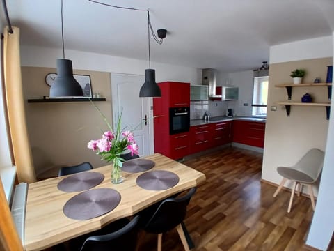 Kitchen or kitchenette, Dining area