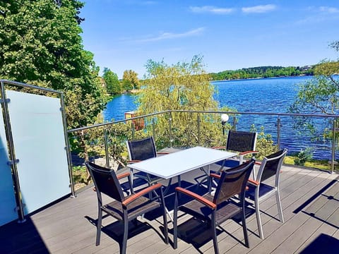View (from property/room), Balcony/Terrace, Lake view