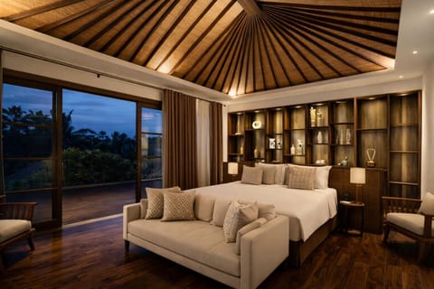 Bed, TV and multimedia, Seating area, Bedroom