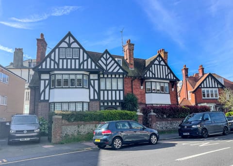 Property building, Day, Neighbourhood, Street view, Location