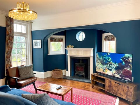 TV and multimedia, Living room, Decorative detail, Seating area, Garden view