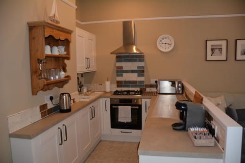 Coffee/tea facilities, Kitchen or kitchenette, oven, stove, toaster