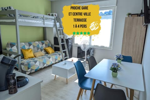 Bed, Living room, Seating area, Dining area, concierge