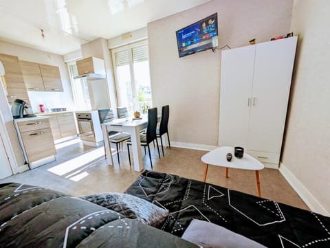 Kitchen or kitchenette, Living room, Seating area, Dining area, concierge, oven