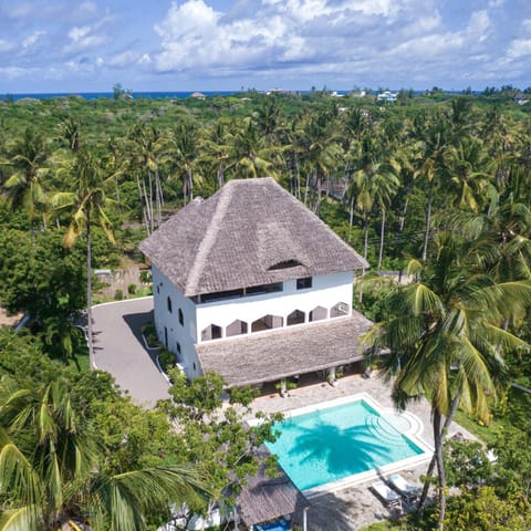 Property building, Day, Natural landscape, Bird's eye view, Pool view, Swimming pool, Parking, sunbed