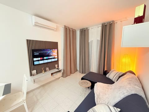 Communal lounge/ TV room, Bed, TV and multimedia, Living room, Photo of the whole room, Seating area, Evening entertainment, Bedroom, internet, air conditioner