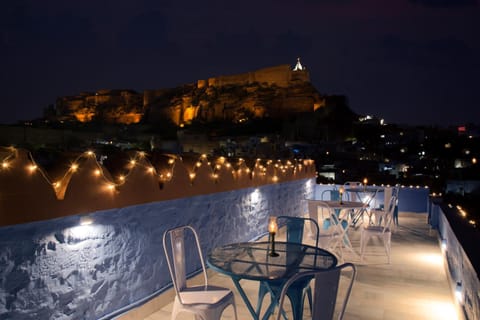 Restaurant/places to eat, Night, Autumn, On site, City view