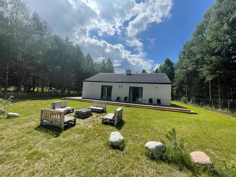 Property building, Spring, Day, Natural landscape, Garden, Garden, Seating area, Garden view, sunbed