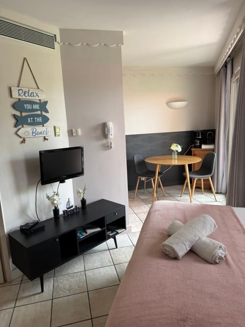 Bed, TV and multimedia, Dining area