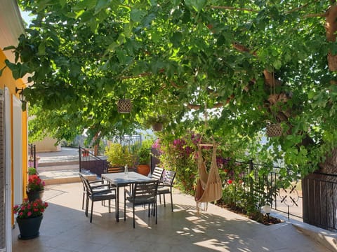 Property building, Patio, Spring, Day, Garden, Balcony/Terrace, Balcony/Terrace, Dining area, Garden view