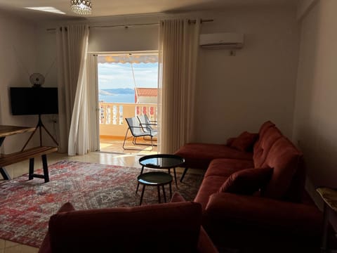 Communal lounge/ TV room, Living room, Seating area, Evening entertainment, Sea view