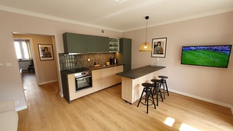 TV and multimedia, Kitchen or kitchenette, Dining area, oven, stove