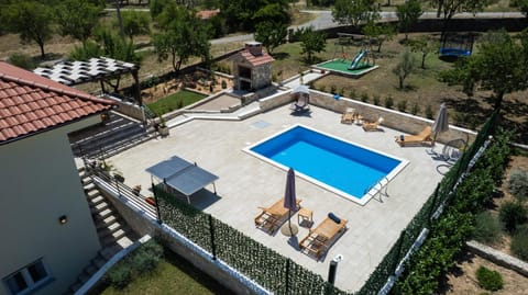 Property building, Patio, Day, Pool view, Swimming pool, sunbed