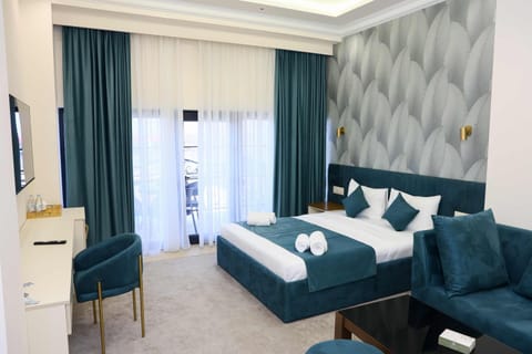 Restaurant/places to eat, Seating area, Bedroom, Breakfast