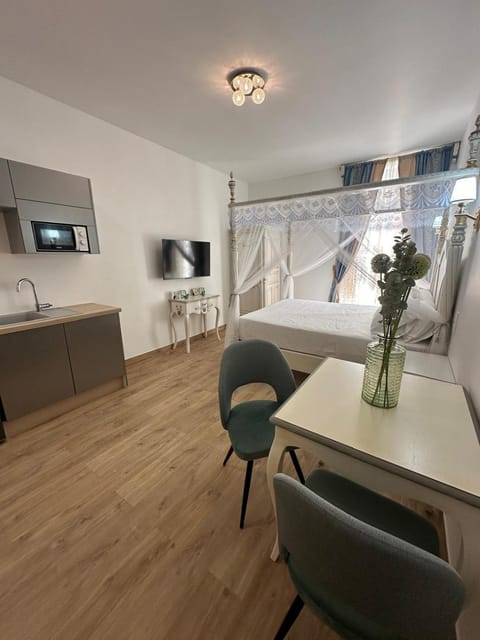 Bed, TV and multimedia, Photo of the whole room, Dining area, Bedroom