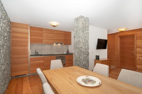 TV and multimedia, Kitchen or kitchenette, Dining area, stove