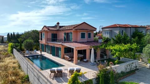 Property building, Patio, Off site, Day, Natural landscape, Bird's eye view, Garden, Garden view, Pool view, Swimming pool, sunbed