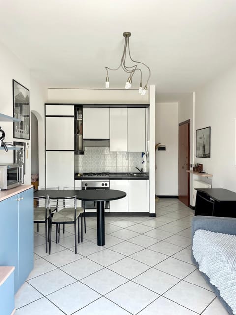 Kitchen or kitchenette, Dining area, stove