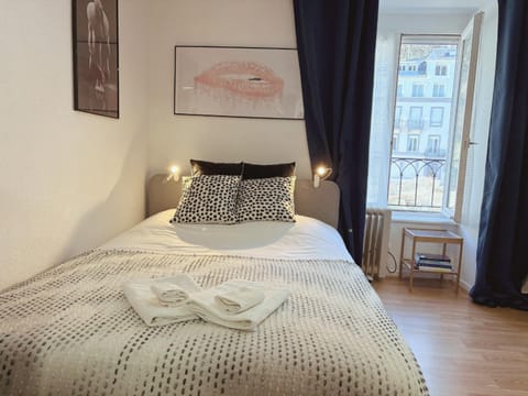 Bed, towels