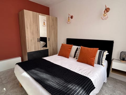 Bed, Photo of the whole room, Bedroom, wardrobe