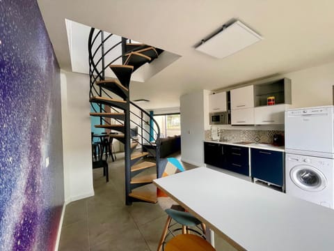 Kitchen or kitchenette, Dining area, stove