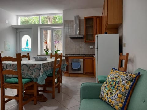 Kitchen or kitchenette, Living room, Seating area, Dining area, oven, stove