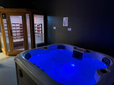 Hot Tub, Sauna