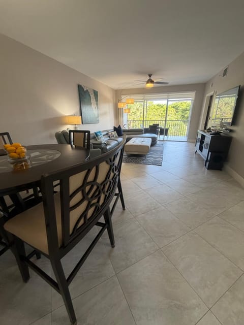 Vanderbilt Villas Naples Condo,Walk to Beach Apartment in North Naples