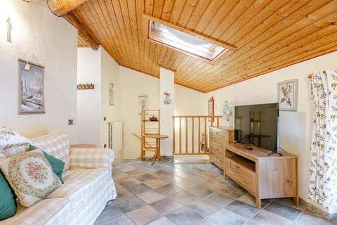 Communal lounge/ TV room, TV and multimedia, Living room, Seating area, Evening entertainment