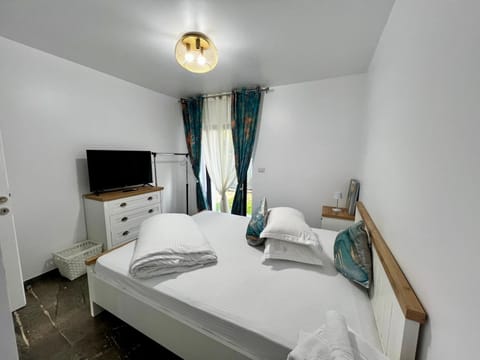 Bed, TV and multimedia, Photo of the whole room, Evening entertainment, Bedroom, towels