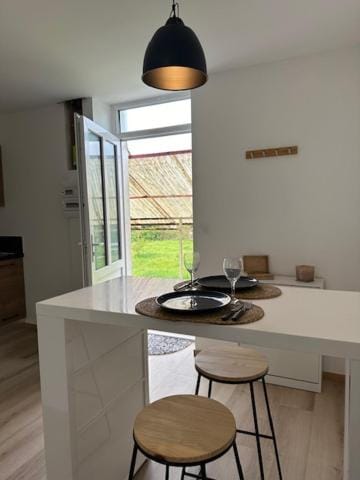 Kitchen or kitchenette, Dining area