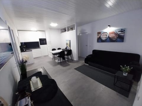 Kitchen or kitchenette, Living room