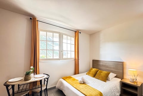 Bed, Living room, Photo of the whole room, Bedroom