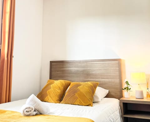 Bed, Photo of the whole room, Bedroom, towels