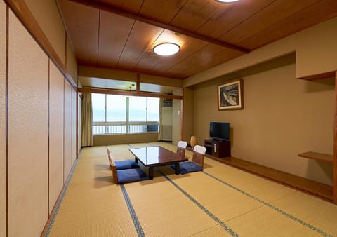 Photo of the whole room, Seating area