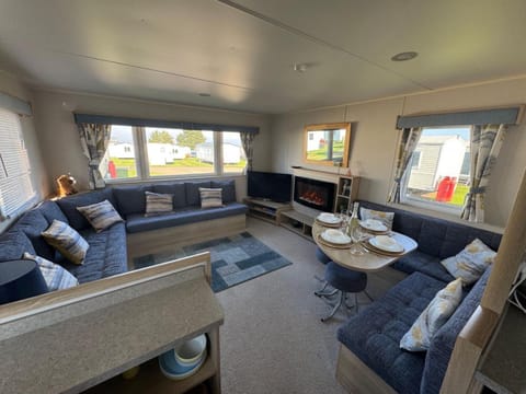 Communal lounge/ TV room, TV and multimedia, Living room, Seating area