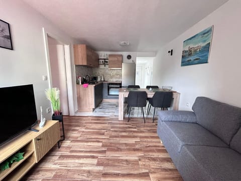 Communal lounge/ TV room, TV and multimedia, Kitchen or kitchenette, Living room, Seating area, Dining area, oven