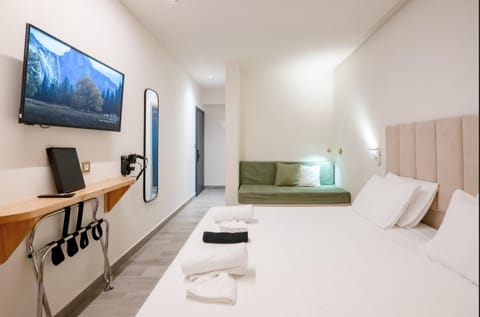Bed, TV and multimedia, Photo of the whole room, Bedroom, hair dresser, towels