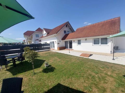 Property building, Day, Garden, Balcony/Terrace