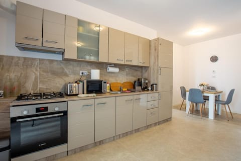 Coffee/tea facilities, Kitchen or kitchenette, Dining area, dishwasher, oven, stove, toaster