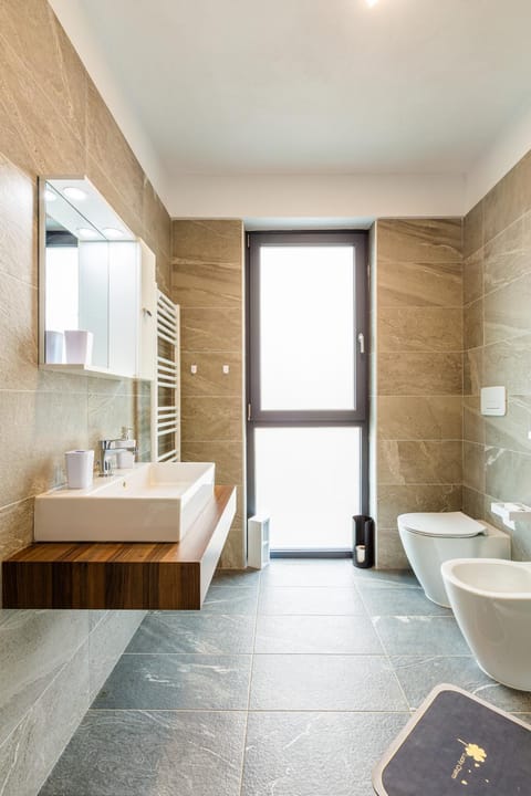 Shower, Toilet, Bathroom, Bath, bidet, towels