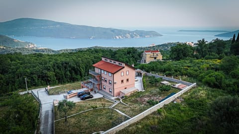 Property building, Patio, Neighbourhood, Natural landscape, Bird's eye view, BBQ facilities, Mountain view, Sea view, Parking