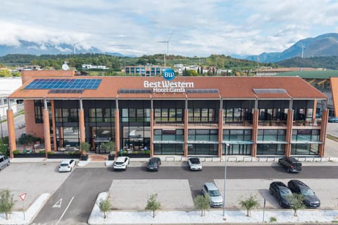 Property building, Day, Natural landscape, City view, Mountain view, Parking