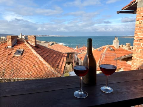 Natural landscape, Balcony/Terrace, Food and drinks, Sea view, Alcoholic drinks