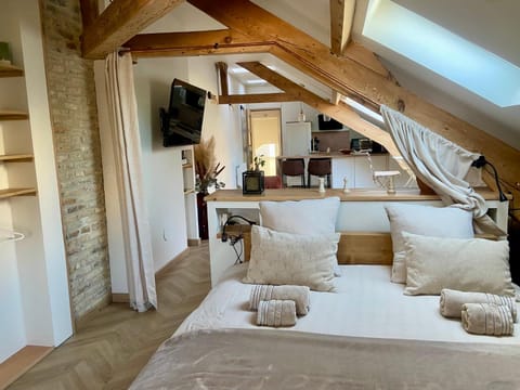 Bed, TV and multimedia, Photo of the whole room
