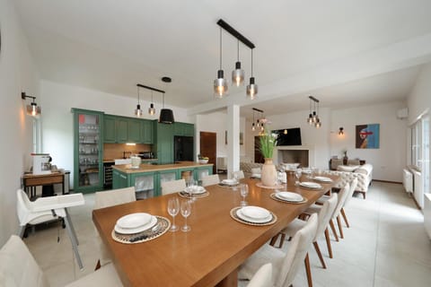 Kitchen or kitchenette, Seating area, Dining area