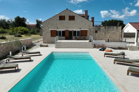 Patio, Day, Garden, Garden view, Swimming pool, sunbed