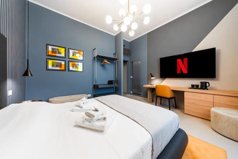 Bed, TV and multimedia, Photo of the whole room, Bedroom, towels