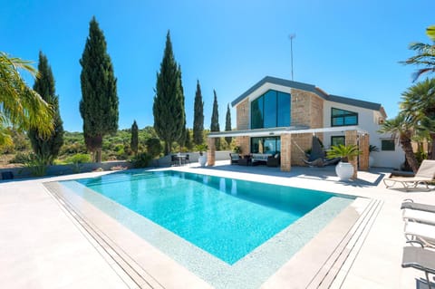 Property building, Day, Garden, Garden view, Pool view, Swimming pool, sunbed