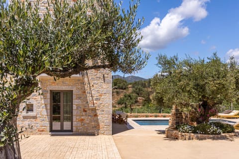 Property building, Patio, Spring, Day, Natural landscape, Garden, Garden view, Pool view, Swimming pool, sunbed